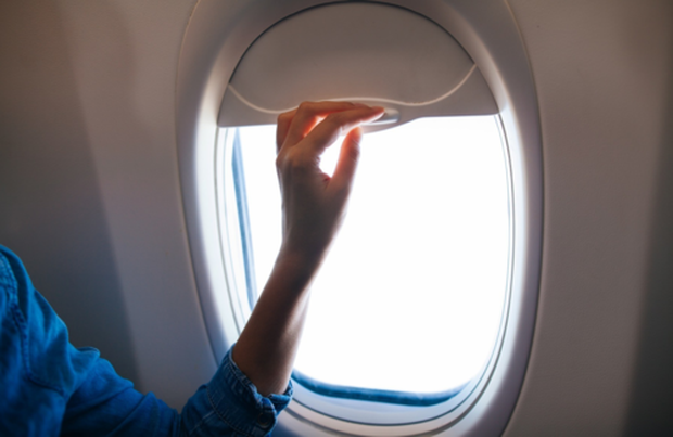 Cảnh báo mất an toàn hàng không từ trào lưu cài điện thoại ở cửa sổ máy bay để 