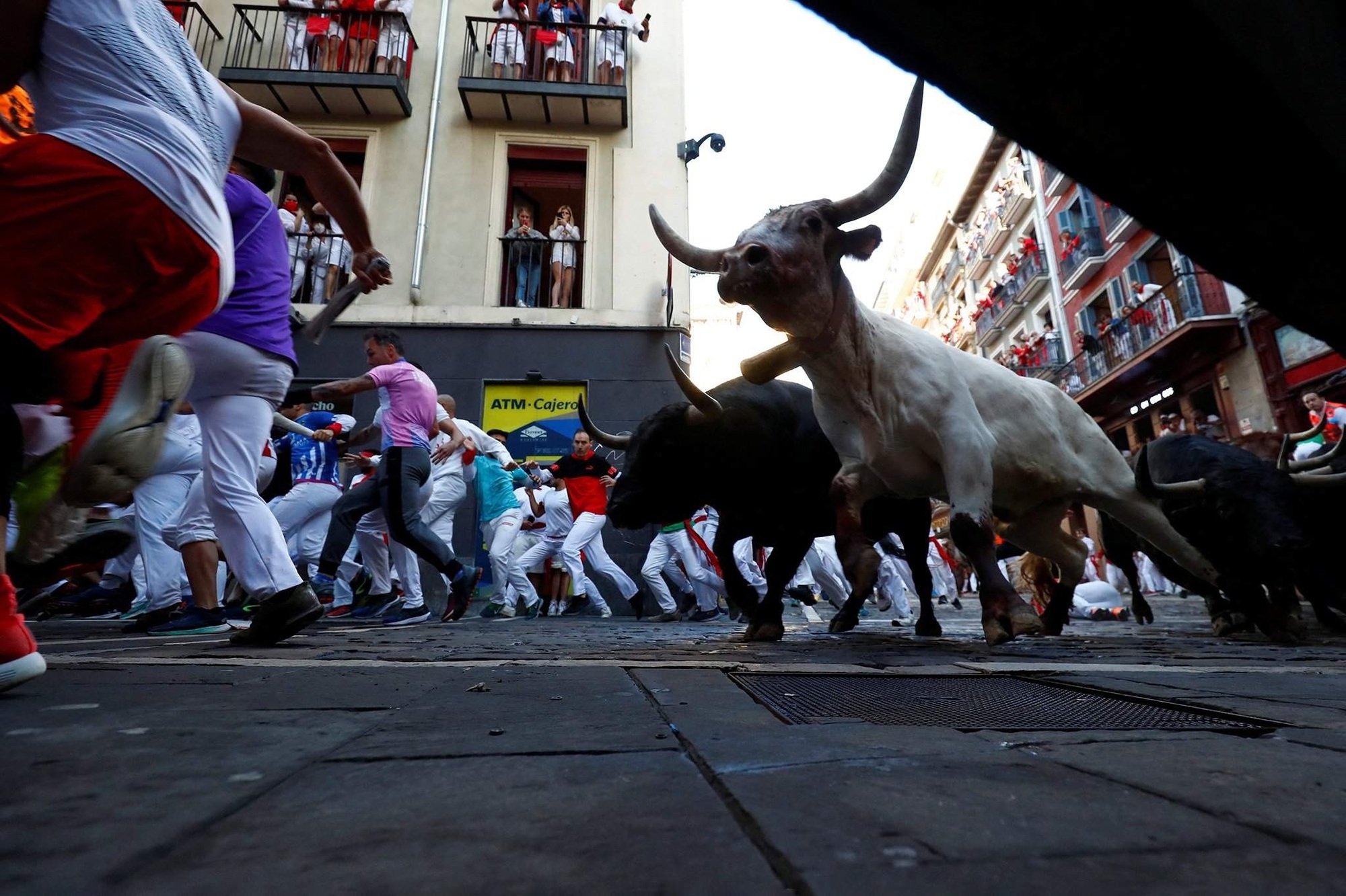 Thót tim với những người tham gia lễ hội đua bò tót San Fermin ở Tây Ban Nha - Ảnh 1.