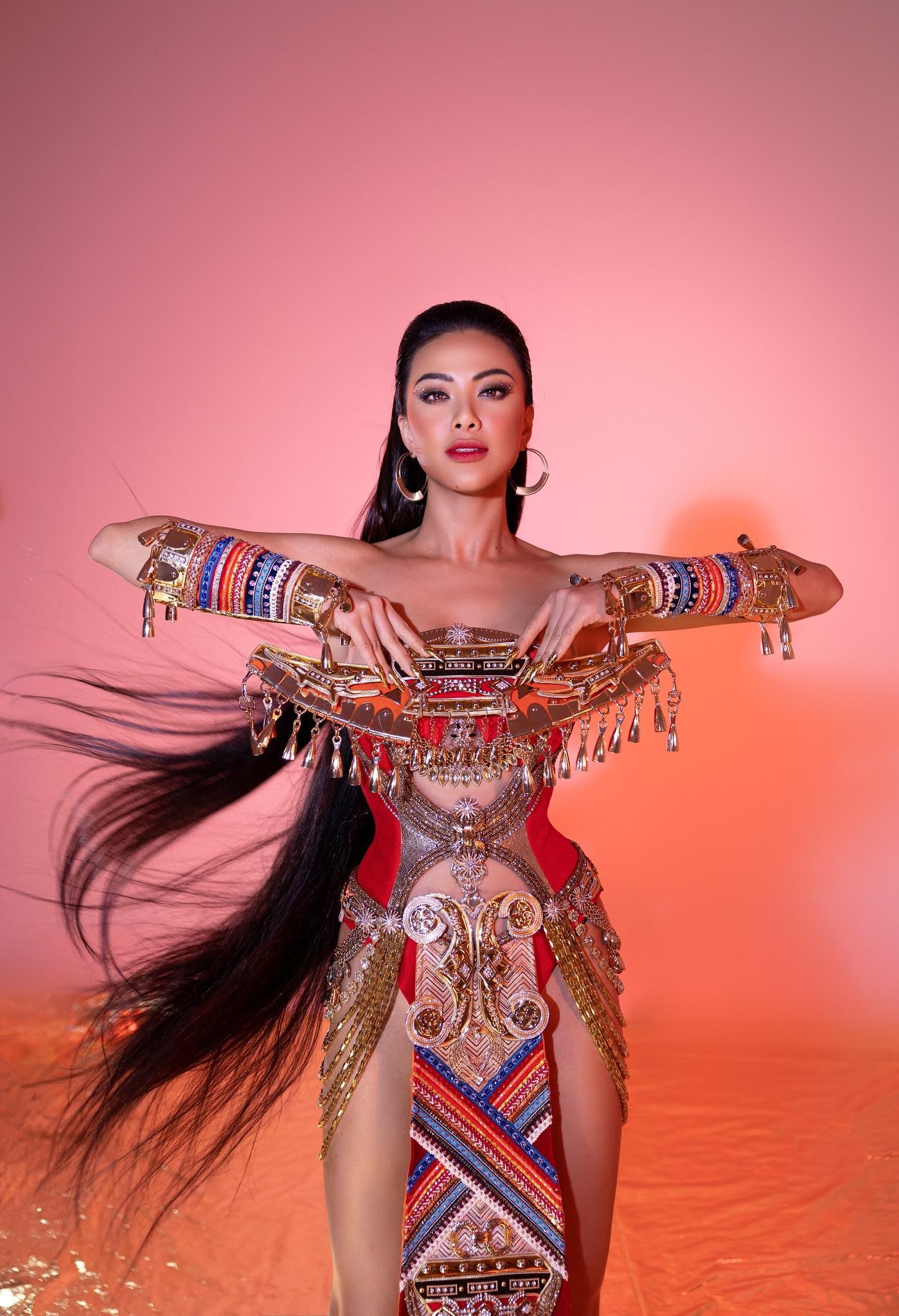 Thuý Vân mặc váy xẻ vòng 1 sexy, Kim Duyên công bố trang phục dân tộc ở Hoa hậu Siêu quốc gia - Ảnh 3.