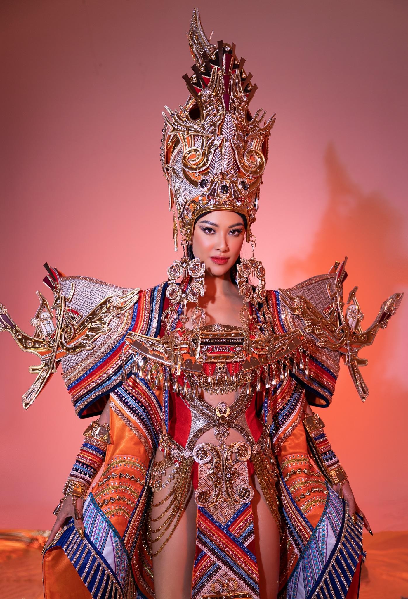 Thuý Vân mặc váy xẻ vòng 1 sexy, Kim Duyên công bố trang phục dân tộc ở Hoa hậu Siêu quốc gia - Ảnh 2.