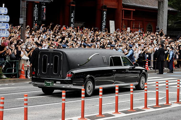 Người dân Nhật Bản xuống đường tiễn đoàn xe chở linh cữu cố Thủ tướng Abe Shinzo - Ảnh 1.