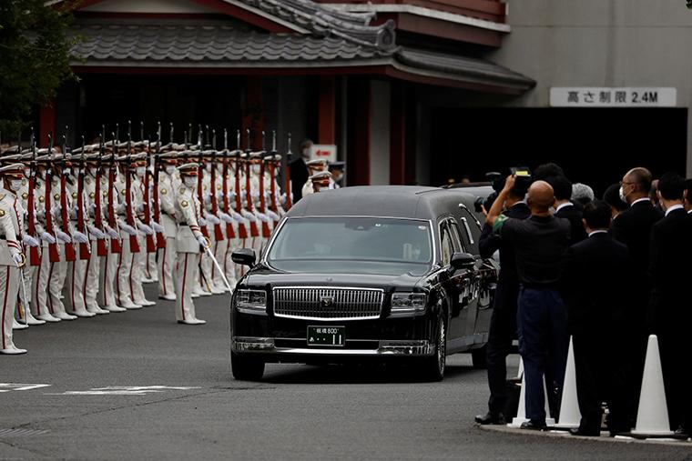 Người dân Nhật Bản xuống đường tiễn đoàn xe chở linh cữu cố Thủ tướng Abe Shinzo - Ảnh 3.
