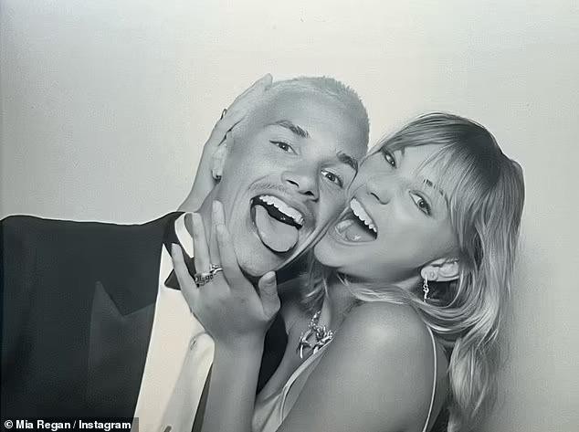Romeo Beckham chia tay bạn gái 3 năm Mia Regan - Ảnh 1.