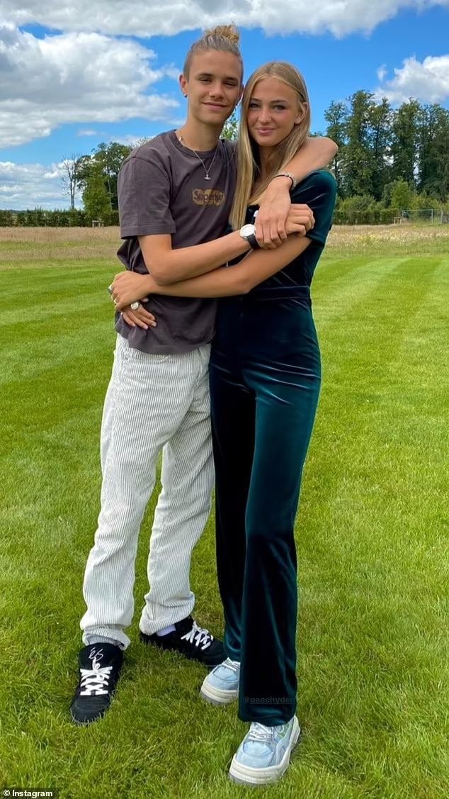 Romeo Beckham chia tay bạn gái 3 năm Mia Regan - Ảnh 6.