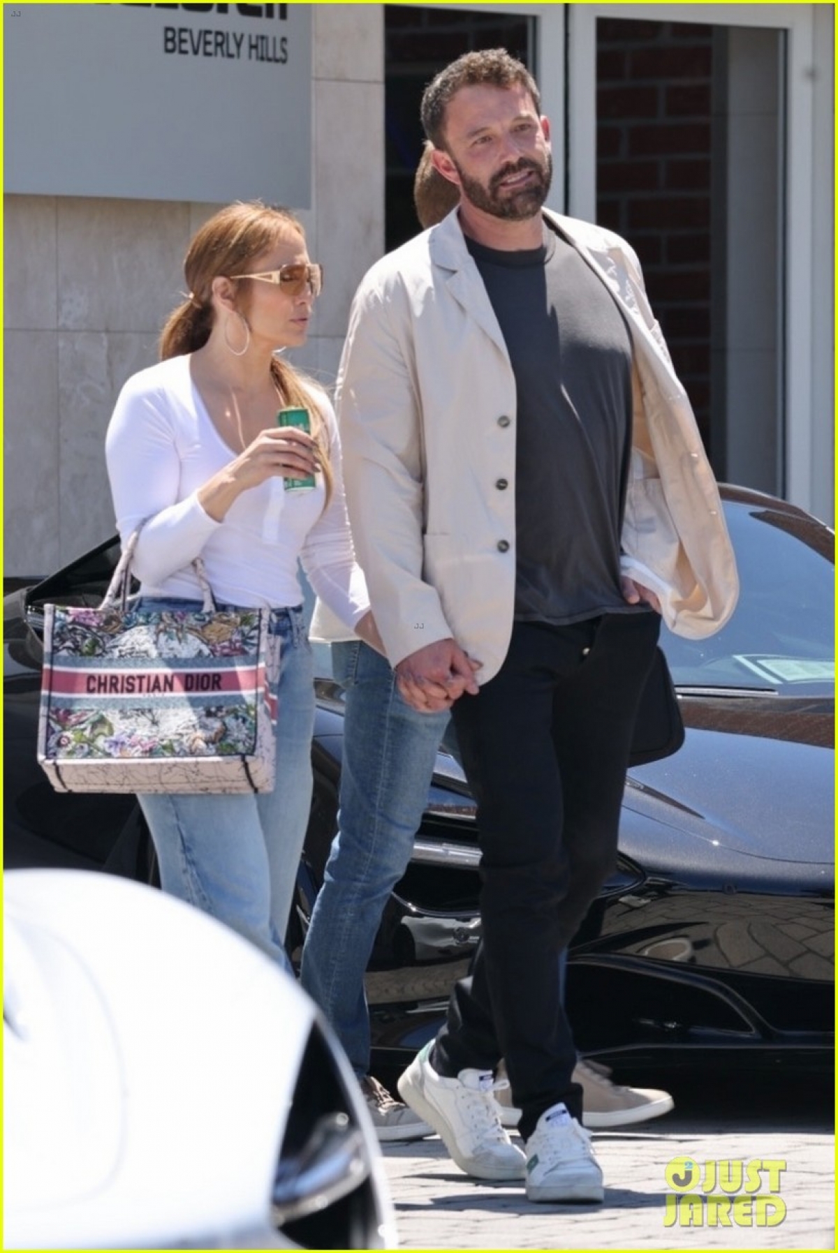 Jennifer Lopez và bạn trai nắm tay tình cảm đi mua xe hơi ở Mỹ - Ảnh 2.