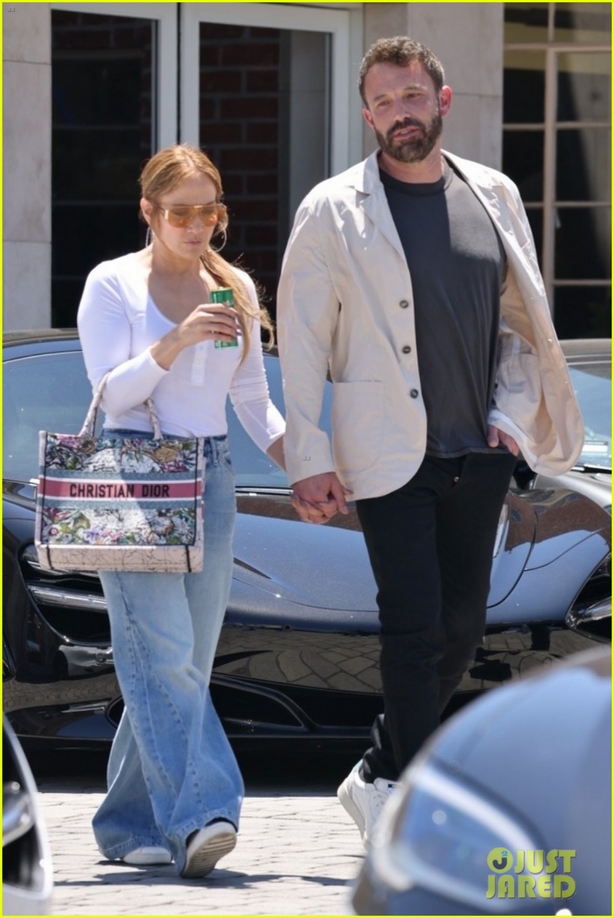 Jennifer Lopez và bạn trai nắm tay tình cảm đi mua xe hơi ở Mỹ - Ảnh 5.