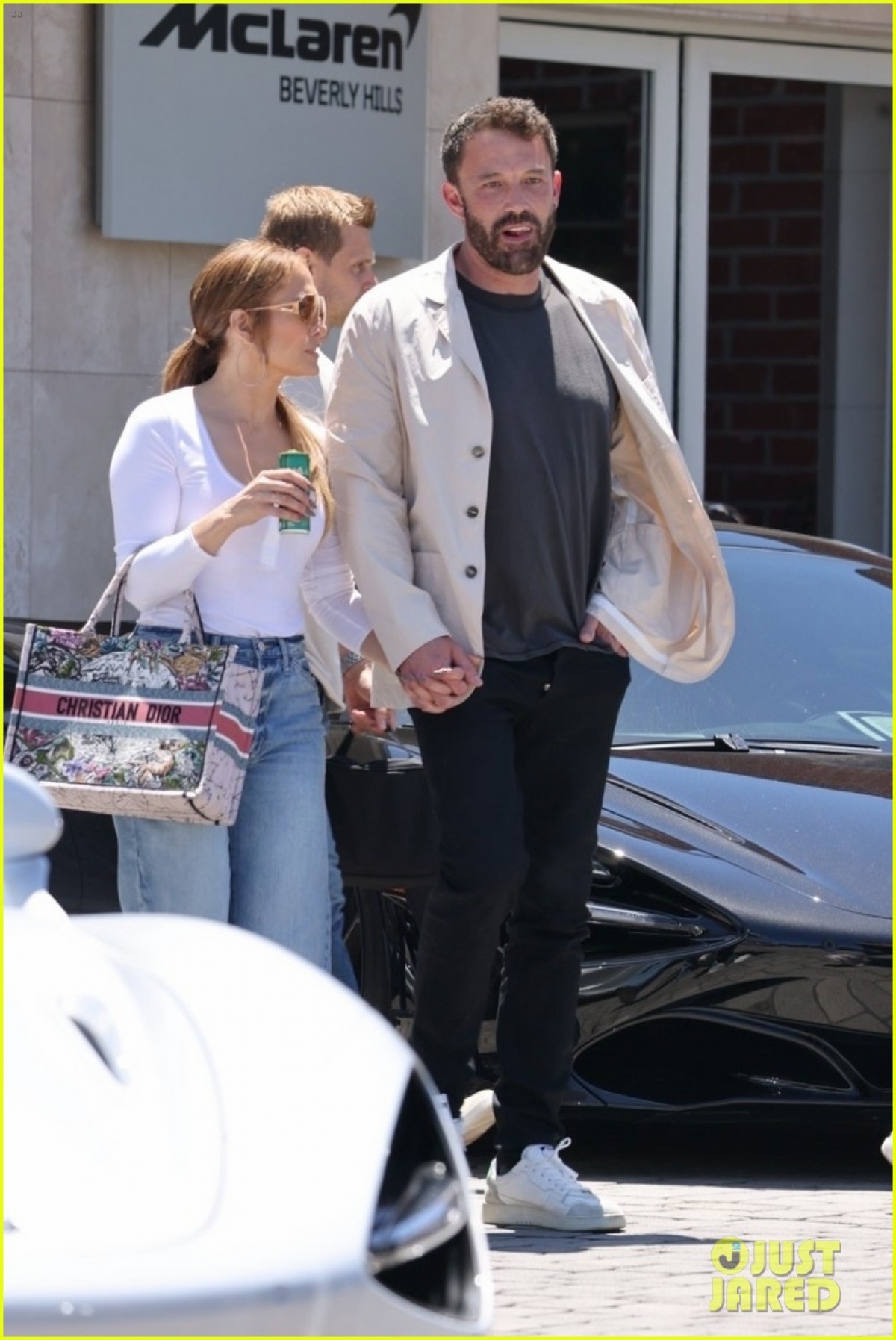 Jennifer Lopez và bạn trai nắm tay tình cảm đi mua xe hơi ở Mỹ - Ảnh 6.