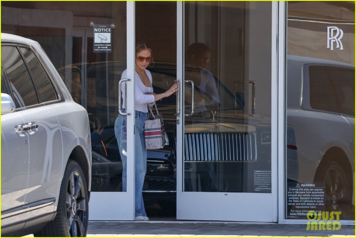 Jennifer Lopez và bạn trai nắm tay tình cảm đi mua xe hơi ở Mỹ - Ảnh 8.