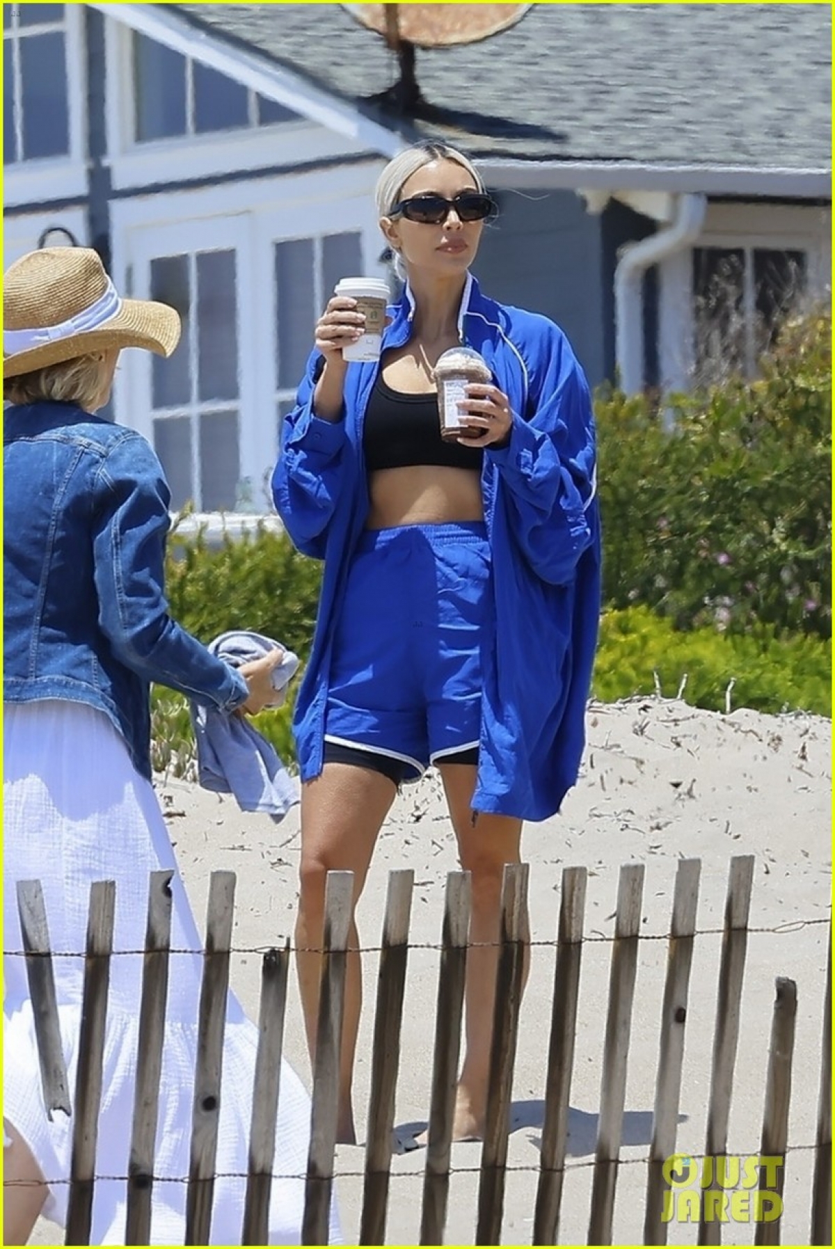 Kim Kardashian mặc bra gợi cảm vui chơi cùng bạn bè trên bãi biển - Ảnh 6.