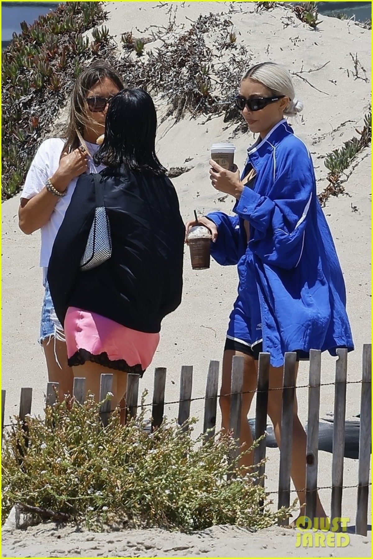 Kim Kardashian mặc bra gợi cảm vui chơi cùng bạn bè trên bãi biển - Ảnh 7.