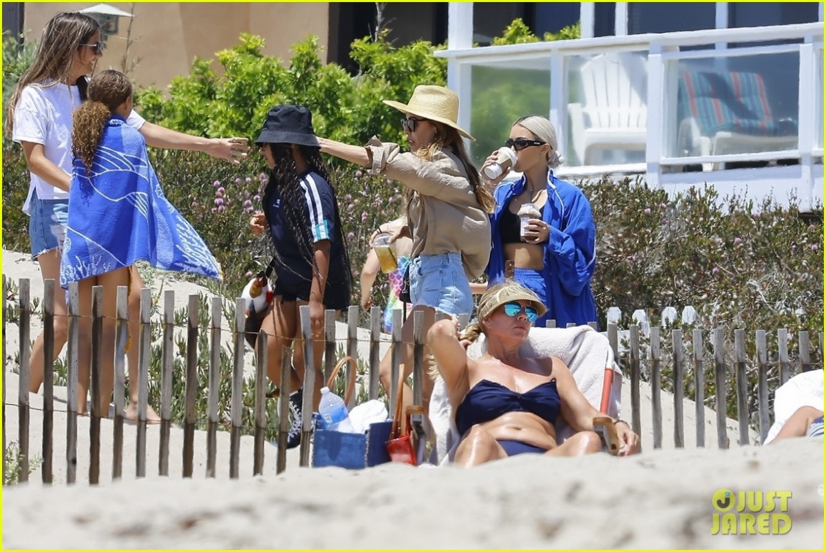 Kim Kardashian mặc bra gợi cảm vui chơi cùng bạn bè trên bãi biển - Ảnh 2.