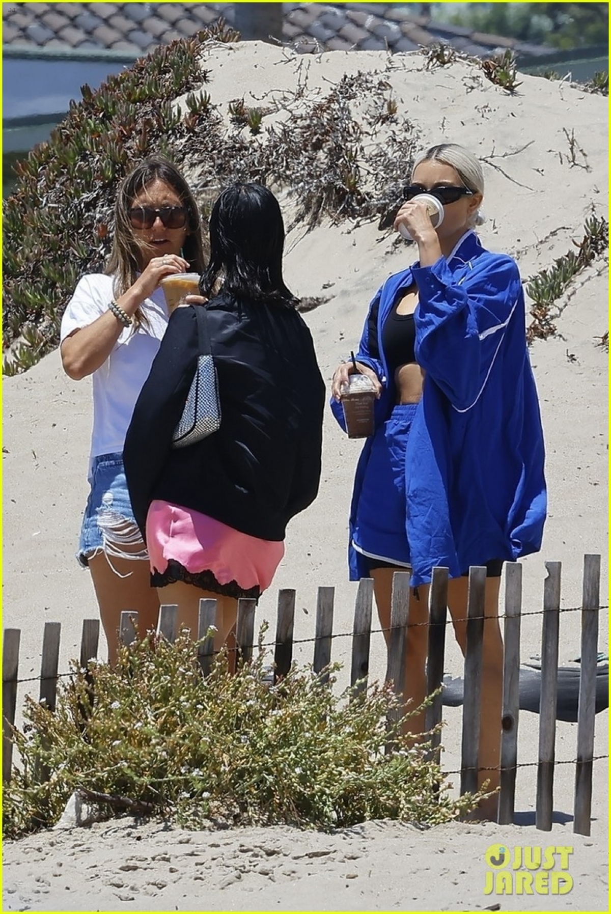 Kim Kardashian mặc bra gợi cảm vui chơi cùng bạn bè trên bãi biển - Ảnh 5.