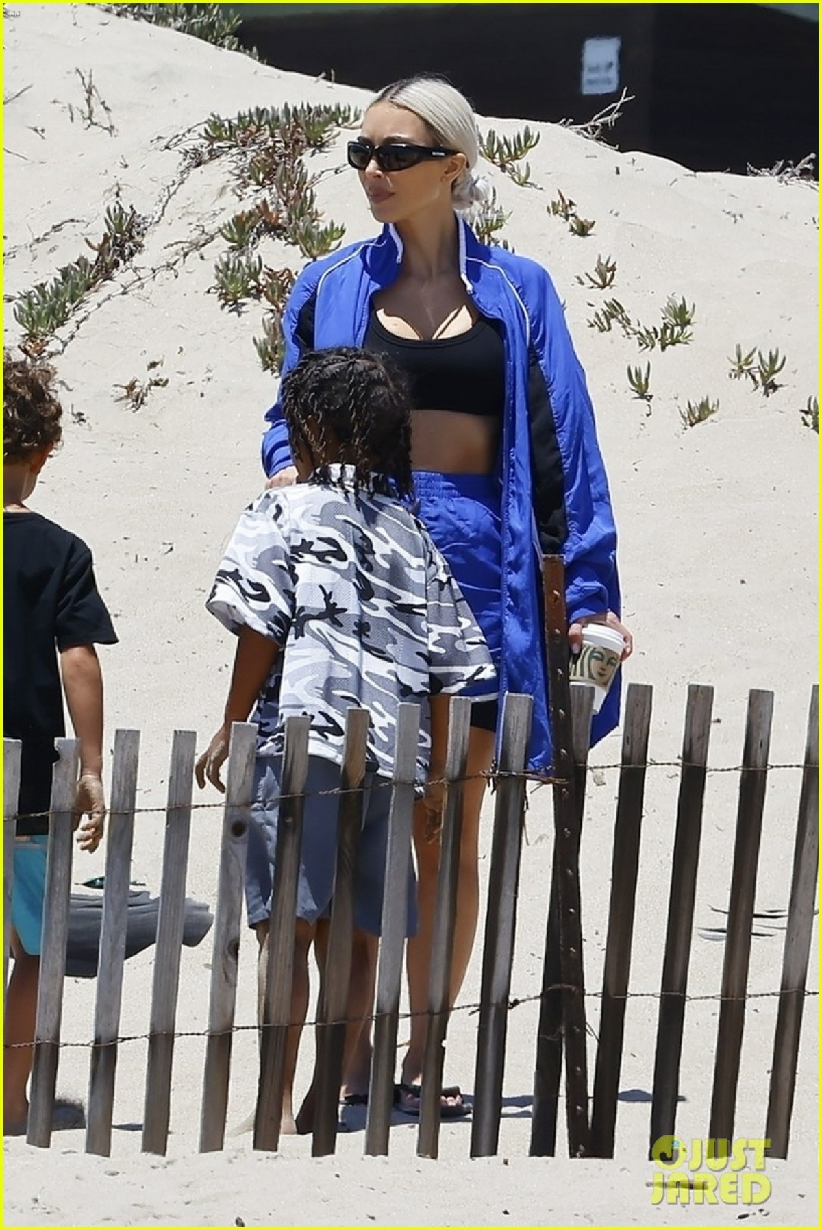 Kim Kardashian mặc bra gợi cảm vui chơi cùng bạn bè trên bãi biển - Ảnh 4.