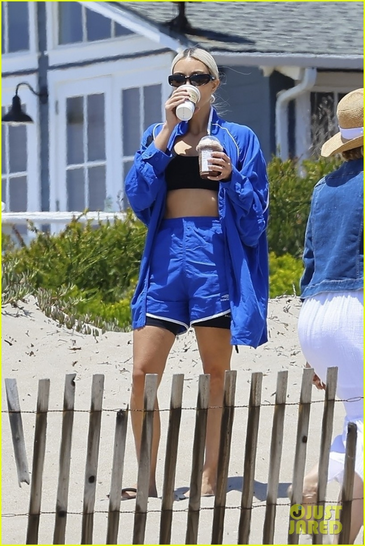 Kim Kardashian mặc bra gợi cảm vui chơi cùng bạn bè trên bãi biển - Ảnh 3.