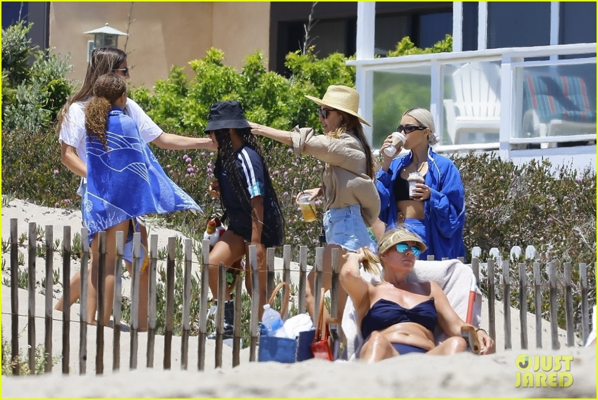 Kim Kardashian mặc bra gợi cảm vui chơi cùng bạn bè trên bãi biển - Ảnh 1.