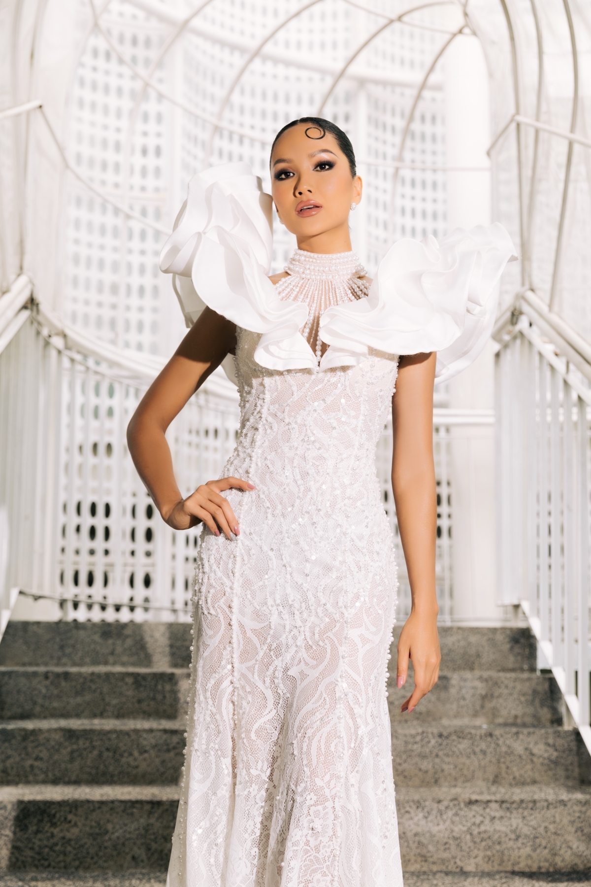 H'Hen Niê tái hiện hình ảnh hoa cà phê với chiếc váy trắng - Ảnh 6.