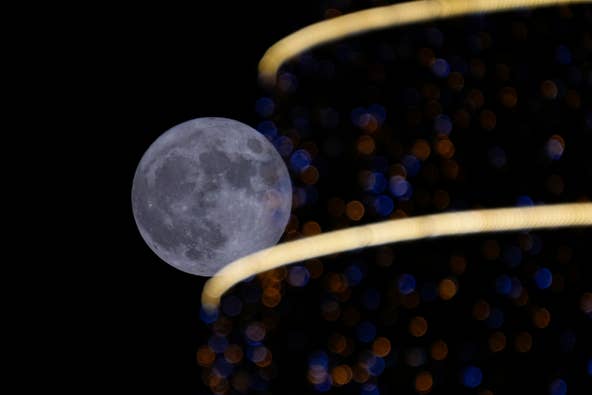 Siêu trăng huơu đực lớn nhất năm 2022, vẻ đẹp &quot;Chị Hằng&quot; làm xiêu lòng người yêu thiên văn khắp thế giới - Ảnh 4.