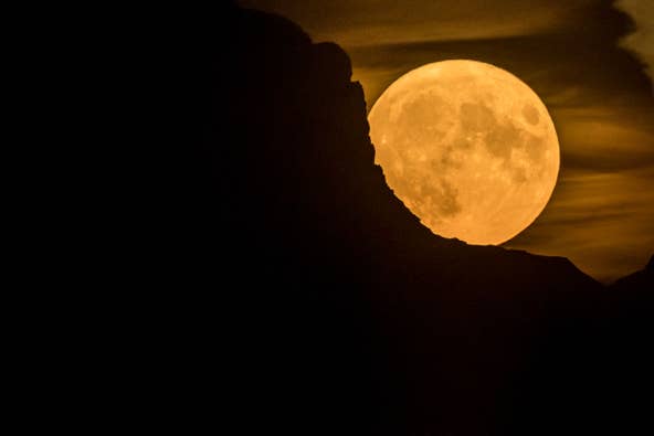 Siêu trăng huơu đực lớn nhất năm 2022, vẻ đẹp &quot;Chị Hằng&quot; làm xiêu lòng người yêu thiên văn khắp thế giới - Ảnh 3.
