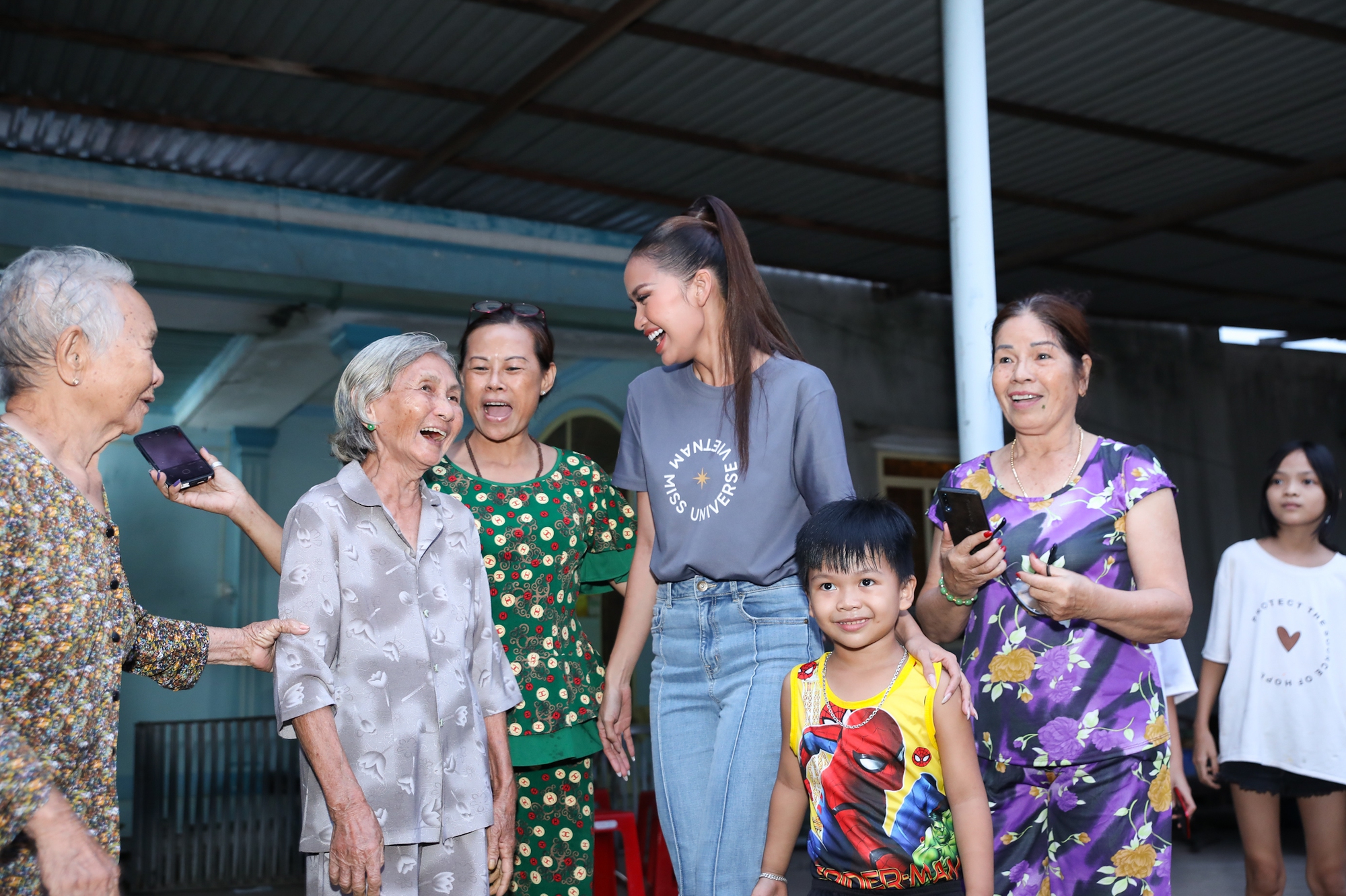 Phỏng vấn mẹ Tân Hoa hậu Ngọc Châu: Xuất tiền sửa nhà thì con cũng bầm dập cái thân, thấy nó hốc hác cũng xót chứ - Ảnh 8. Phỏng vấn mẹ Tân Hoa hậu Ngọc Châu: Xuất tiền sửa nhà thì con cũng bầm dập cái thân, thấy nó hốc hác cũng xót chứ - Ảnh 8.