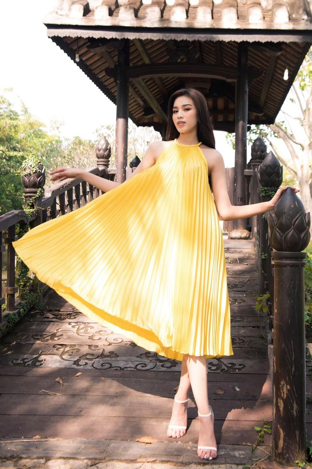 Hoa hậu Đỗ Thị Hà chuộng loạt váy áo gam màu vàng rực rỡ khoe đôi chân dài 1m1 gợi cảm - Ảnh 15.