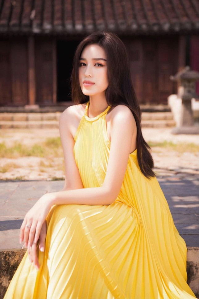 Hoa hậu Đỗ Thị Hà chuộng loạt váy áo gam màu vàng rực rỡ khoe đôi chân dài 1m1 gợi cảm - Ảnh 14.