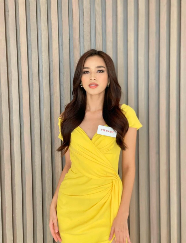 Hoa hậu Đỗ Thị Hà chuộng loạt váy áo gam màu vàng rực rỡ khoe đôi chân dài 1m1 gợi cảm - Ảnh 13.