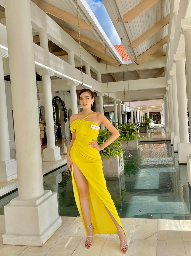 Hoa hậu Đỗ Thị Hà chuộng loạt váy áo gam màu vàng rực rỡ khoe đôi chân dài 1m1 gợi cảm - Ảnh 12.