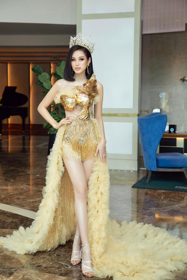 Hoa hậu Đỗ Thị Hà chuộng loạt váy áo gam màu vàng rực rỡ khoe đôi chân dài 1m1 gợi cảm - Ảnh 9.