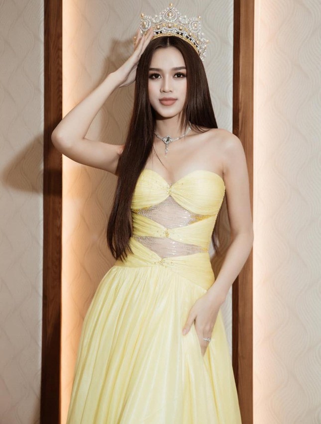 Hoa hậu Đỗ Thị Hà chuộng loạt váy áo gam màu vàng rực rỡ khoe đôi chân dài 1m1 gợi cảm - Ảnh 6.