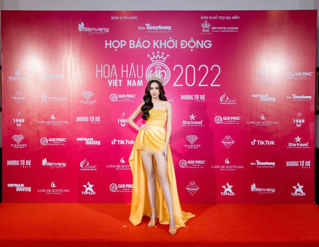 Hoa hậu Đỗ Thị Hà chuộng loạt váy áo gam màu vàng rực rỡ khoe đôi chân dài 1m1 gợi cảm - Ảnh 1.