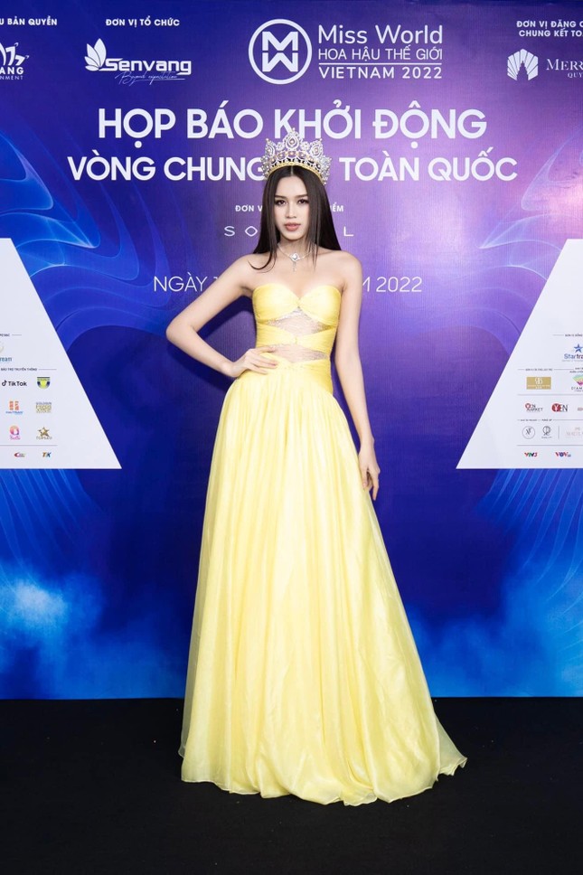 Hoa hậu Đỗ Thị Hà chuộng loạt váy áo gam màu vàng rực rỡ khoe đôi chân dài 1m1 gợi cảm - Ảnh 5.