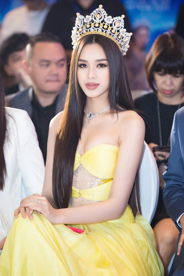Hoa hậu Đỗ Thị Hà chuộng loạt váy áo gam màu vàng rực rỡ khoe đôi chân dài 1m1 gợi cảm - Ảnh 8.