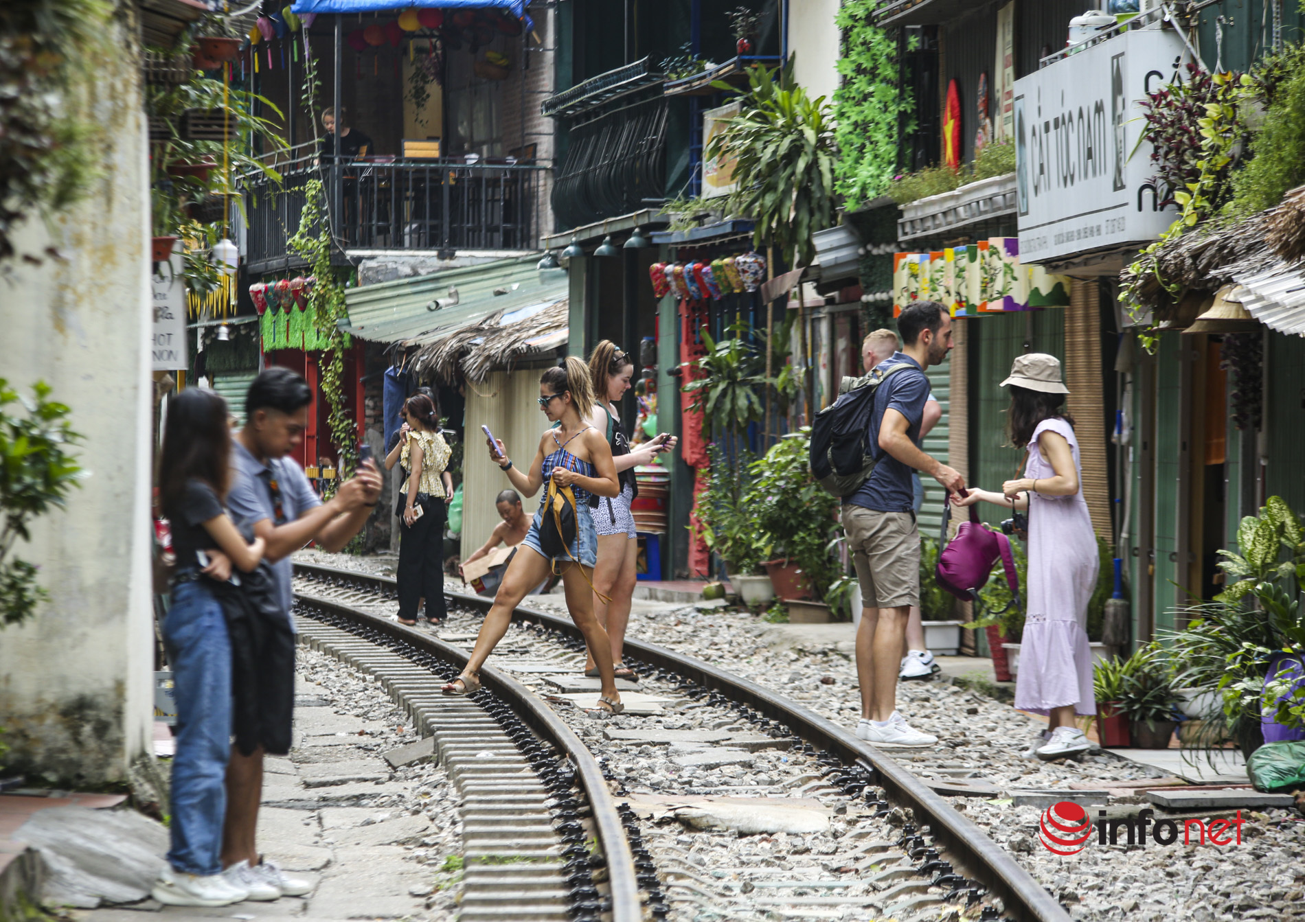 Khách Tây tấp nập check-in 'xóm cà phê đường tàu' Hà Nội - Ảnh 6.