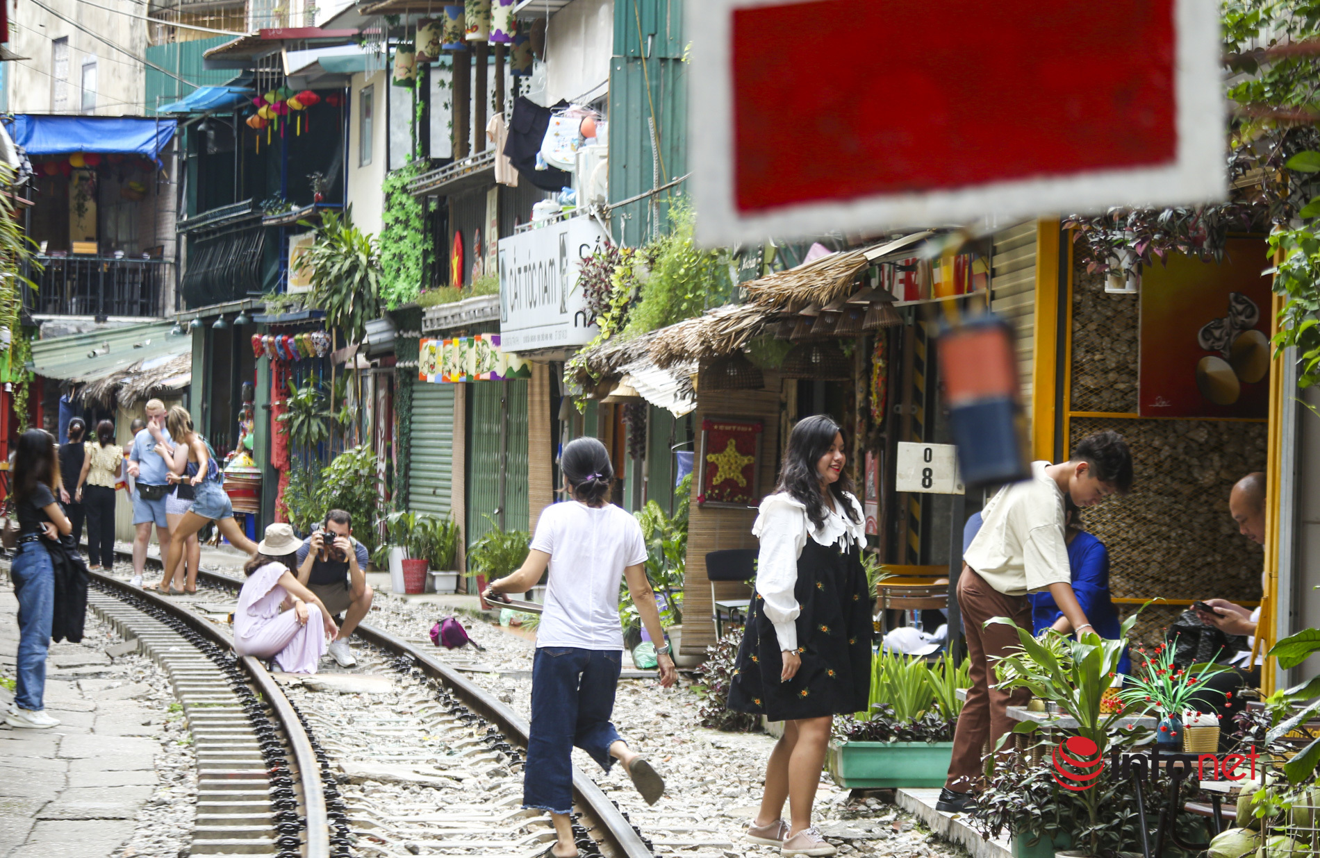 Khách Tây tấp nập check-in 'xóm cà phê đường tàu' Hà Nội - Ảnh 1.