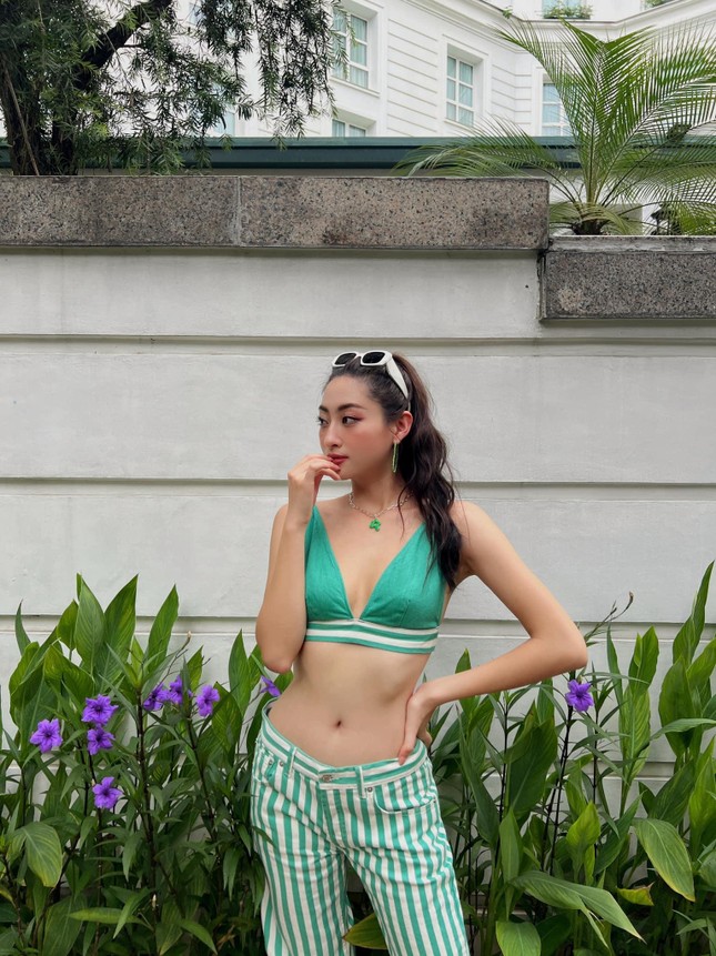 Lương Thuỳ Linh thả dáng nóng bỏng với áo tắm cách điệu, Kỳ Duyên mặc crop-top khoe eo 'con kiến' - Ảnh 2.