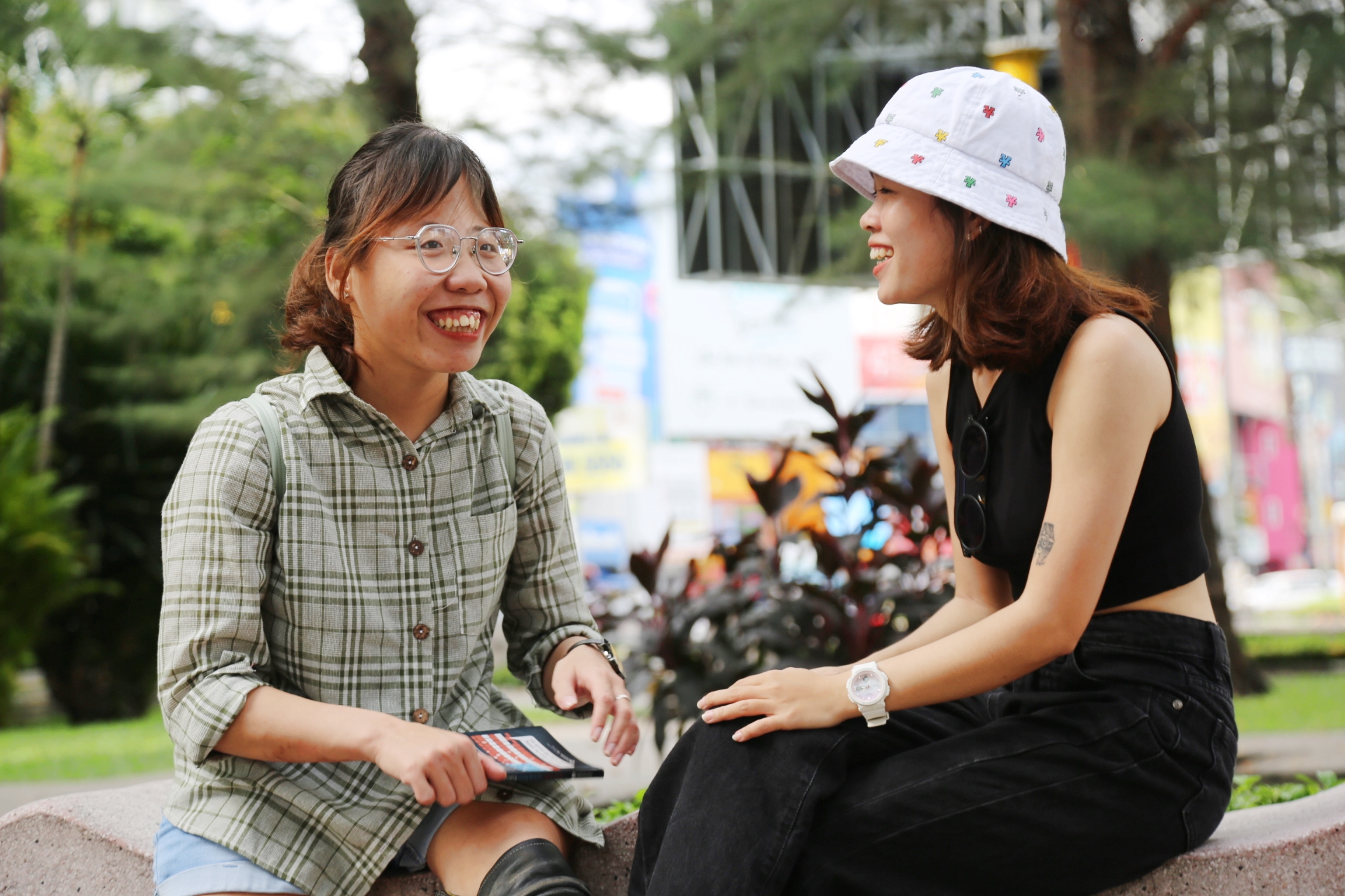 Nữ sinh viên không chân vẫn chạy xe máy đi học, di chuyển bằng đầu gối suốt 25 năm: Em muốn tìm lại cha mẹ của mình - Ảnh 9.