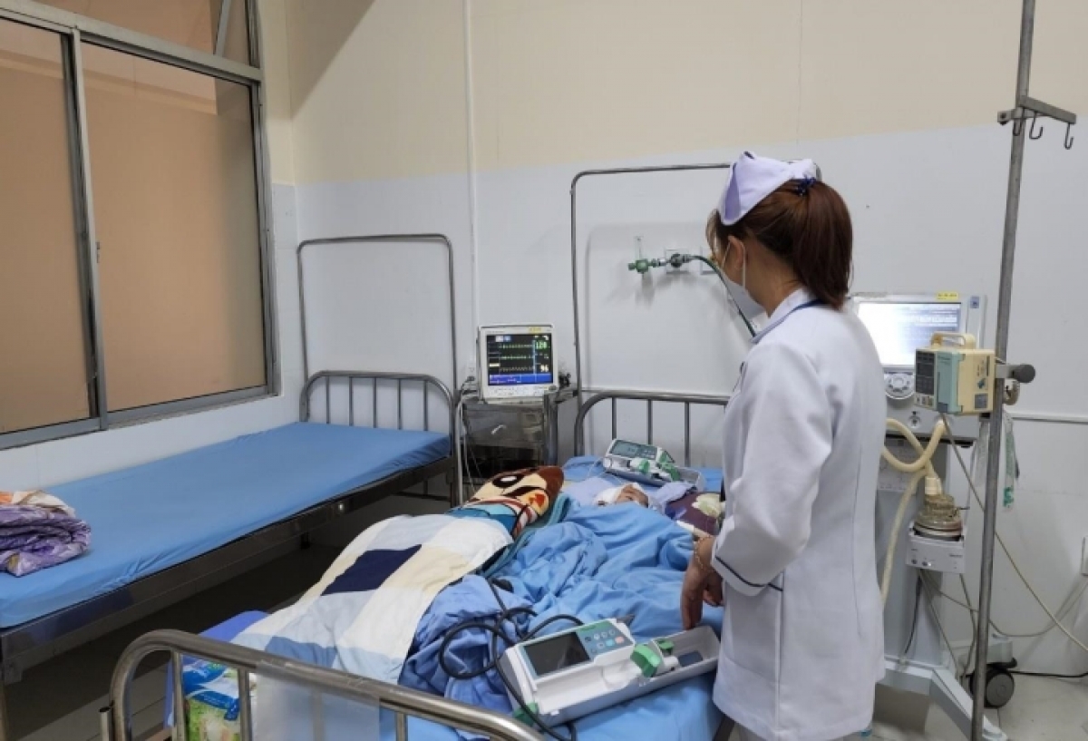 Bé gái 2 tuổi nghi bị bảo mẫu đánh chấn thương sọ não tại Lâm Đồng - Ảnh 1.