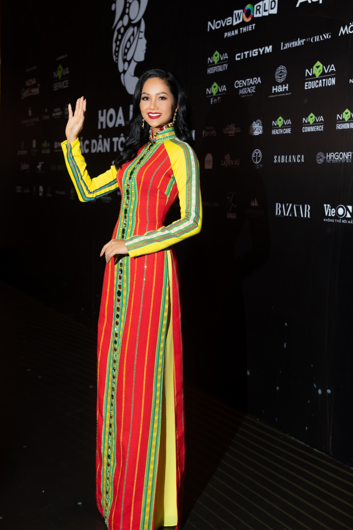 HHen Niê diện lại áo dài cũ đi chấm thi Hoa hậu - Ảnh 10.