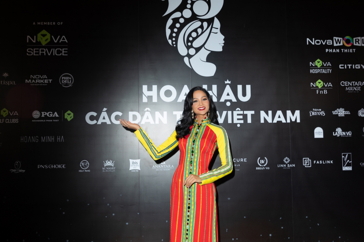 HHen Niê diện lại áo dài cũ đi chấm thi Hoa hậu - Ảnh 4.