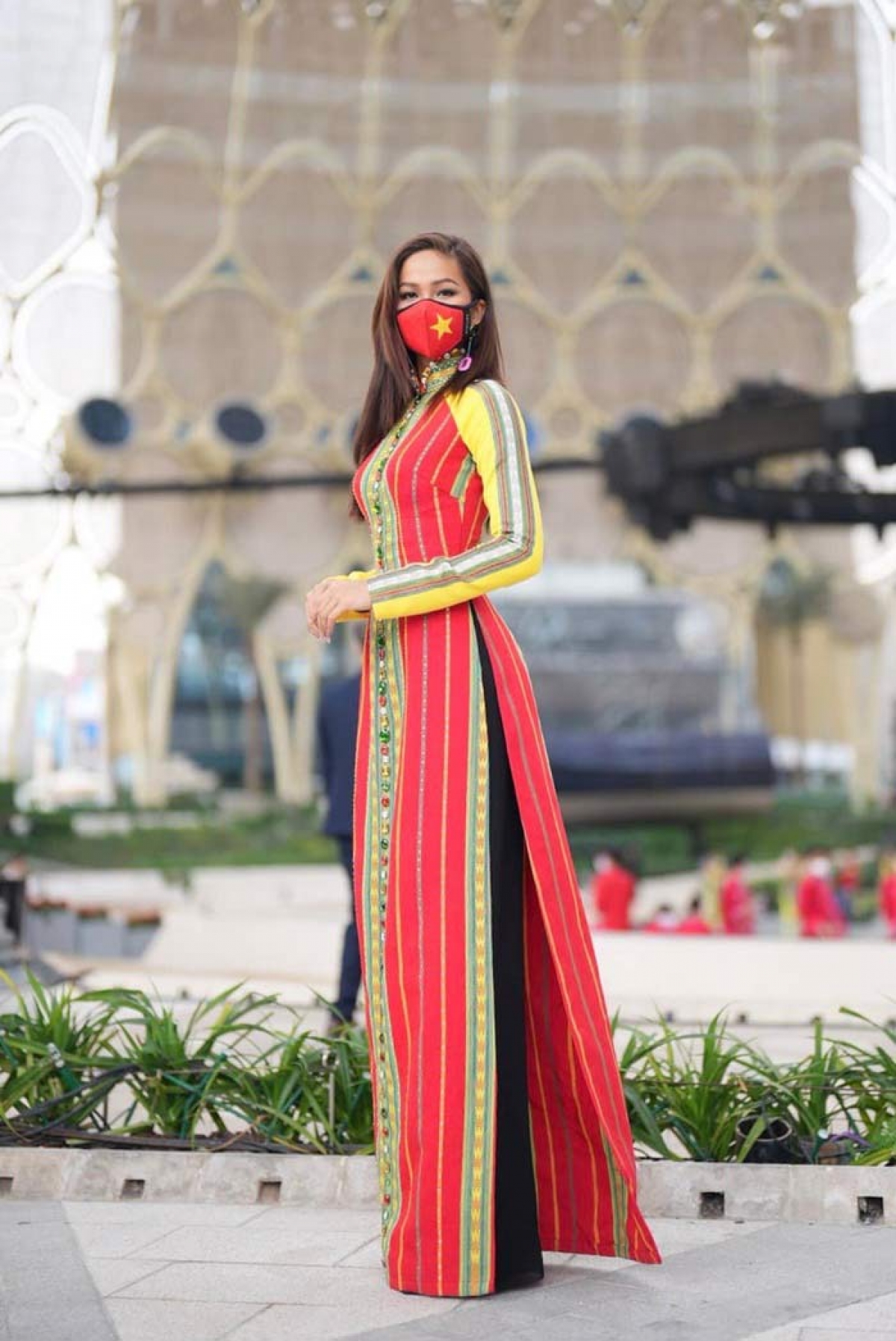 HHen Niê diện lại áo dài cũ đi chấm thi Hoa hậu - Ảnh 6.