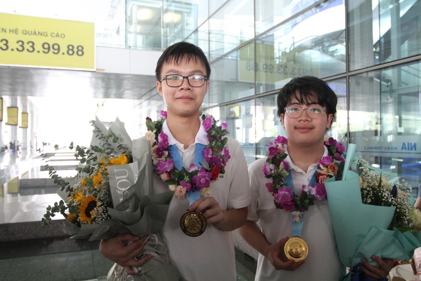 Bộ GD&ĐT chúc mừng thành tích xuất sắc của đoàn học sinh Việt Nam tại Olympic Toán quốc tế - Ảnh 2.