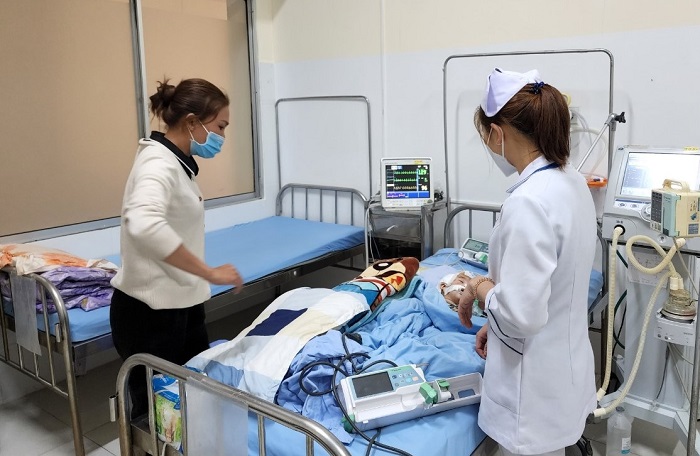 Vụ cháu bé 2 tuổi chấn thương sọ não nghi bị bảo mẫu bạo hành: Nạn nhân đang nguy kịch - Ảnh 1. Vụ cháu bé 2 tuổi chấn thương sọ não nghi bị bảo mẫu bạo hành: Nạn nhân đang nguy kịch - Ảnh 1.