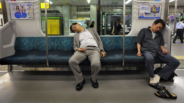 &quot;Khổ&quot; như nhân viên Nhật: Ngủ trưa ở văn phòng thì được, nhưng không thích nằm trên sàn thì phải đứng? - Ảnh 3.