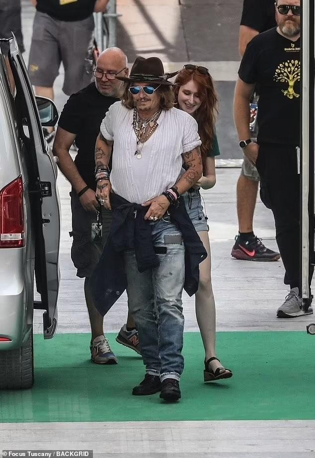 Johnny Depp dẫn gái lạ đến buổi diễn tập, mỹ nhân tóc đỏ hút hồn với đôi chân thon nuột - Ảnh 1.