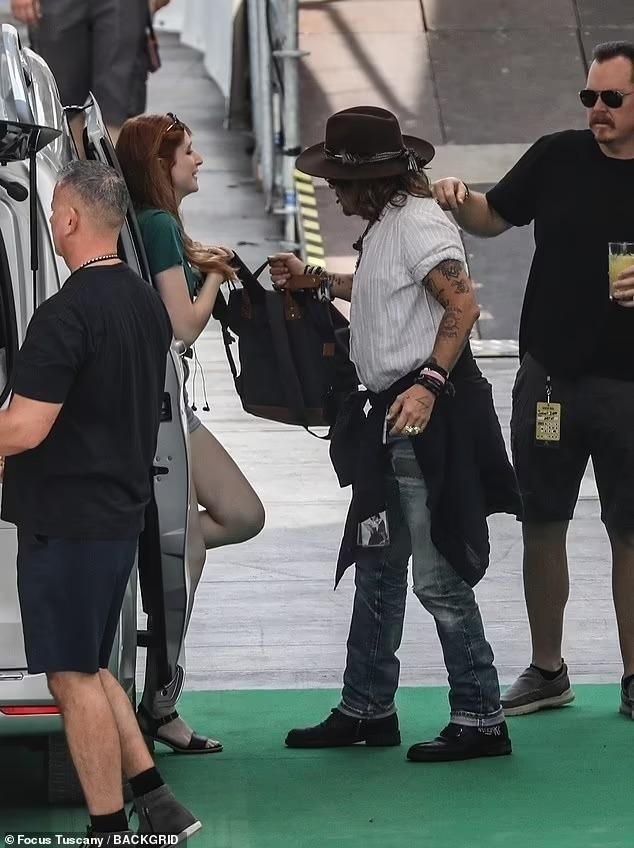 Johnny Depp dẫn gái lạ đến buổi diễn tập, mỹ nhân tóc đỏ hút hồn với đôi chân thon nuột - Ảnh 2.