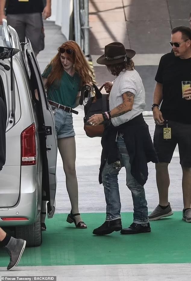 Johnny Depp dẫn gái lạ đến buổi diễn tập, mỹ nhân tóc đỏ hút hồn với đôi chân thon nuột - Ảnh 3.