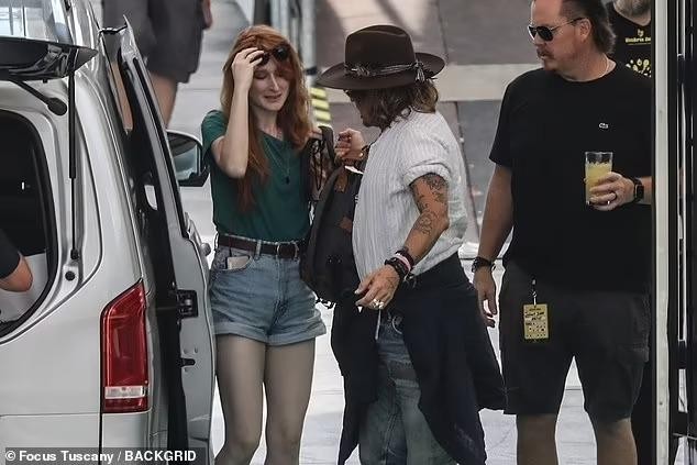 Johnny Depp dẫn gái lạ đến buổi diễn tập, mỹ nhân tóc đỏ hút hồn với đôi chân thon nuột - Ảnh 4.