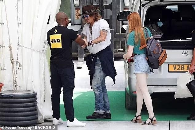 Johnny Depp dẫn gái lạ đến buổi diễn tập, mỹ nhân tóc đỏ hút hồn với đôi chân thon nuột - Ảnh 6.