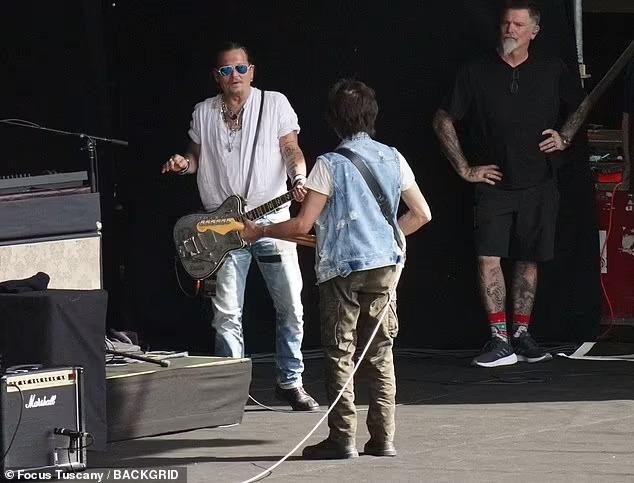 Johnny Depp dẫn gái lạ đến buổi diễn tập, mỹ nhân tóc đỏ hút hồn với đôi chân thon nuột - Ảnh 9.