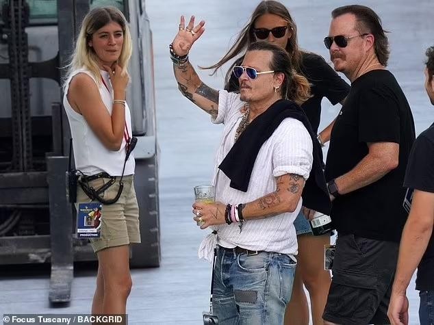 Johnny Depp dẫn gái lạ đến buổi diễn tập, mỹ nhân tóc đỏ hút hồn với đôi chân thon nuột - Ảnh 10.